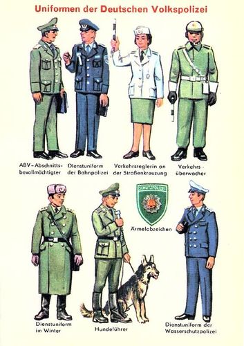 Tarjeta postal "Uniformen der Volkspolizei"